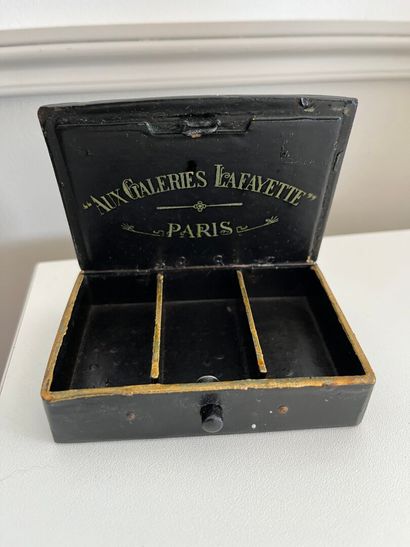 NECESSAIRE de bureau en métal doré et ciselé...