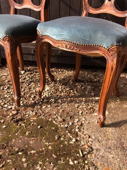 PAIRE de chaises en bois sculpté de style...