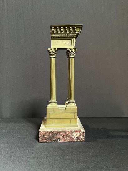 ITALIE
Temple Vespasien, trois colonnes corinthiennes....