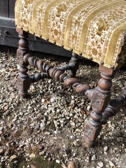 CHAISE de style Louis XIII , dossier en bois...