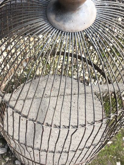CAGE à oiseaux en métal et bois.
66 x 35cm...