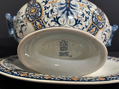 GIEN
Soupière en faïence à décor 