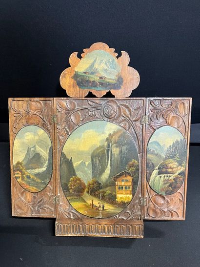 TRIPTYQUE en bois sculpté découvrant trois...