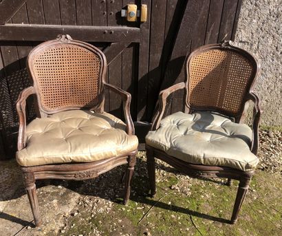 PAIRE DE FAUTEUILS cabriolet en bois mouluré...