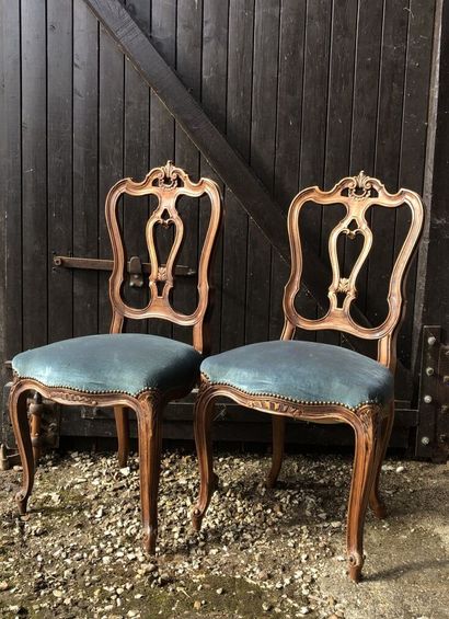 PAIRE de chaises en bois sculpté de style...
