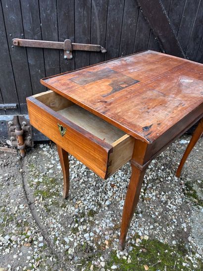 TABLE à écrire ouvrant par un tiroir latéral...