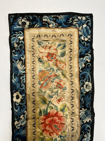 LOT de quatre soieries asiatiques.
64,5 x...