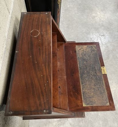 BUREAU de pente ouvrant à un tiroir en ceinture...