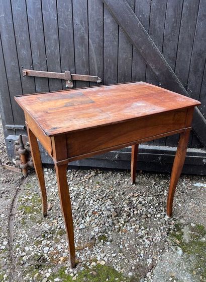 TABLE à écrire ouvrant par un tiroir latéral...