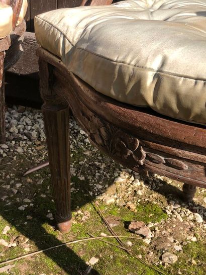 PAIRE DE FAUTEUILS cabriolet en bois mouluré...