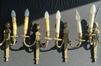 SUITE de 4 APPLIQUES en bronze ciselé et...