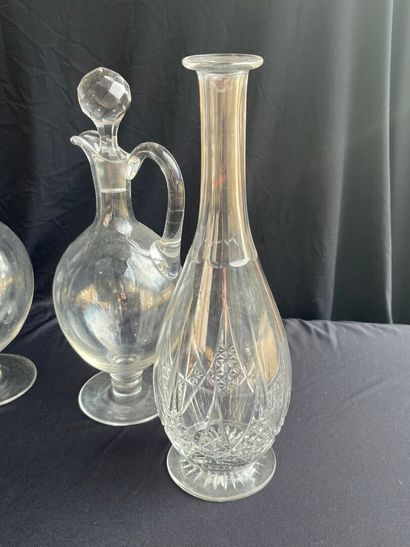 LOT de 4 carafes en cristal comprenant :
-...