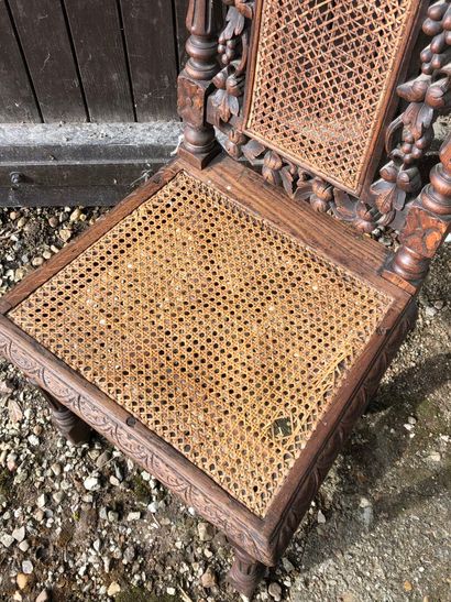 CHAISE de style Louis XIII , dossier en bois...