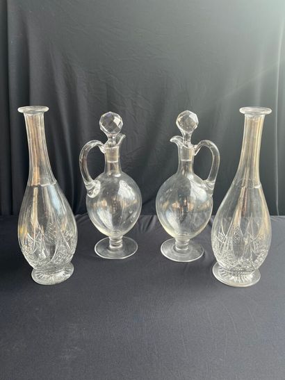 LOT de 4 carafes en cristal comprenant :
-...