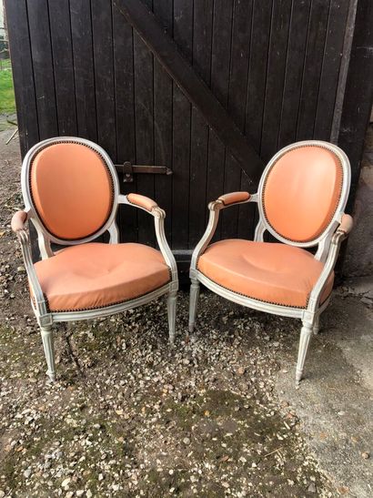 PAIRE DE FAUTEUILS en bois laqué blanc, à...