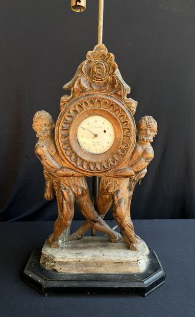 PORTE-MONTRE en bois sculpté à décor de deux...
