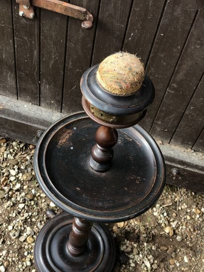 COLONNE de couture, le fût en bois tourné,...