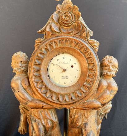 PORTE-MONTRE en bois sculpté à décor de deux...