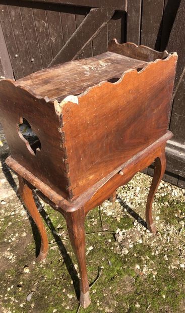 TABLE de chevet de style Louis XV, reposant...