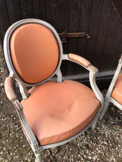 PAIRE DE FAUTEUILS en bois laqué blanc, à...