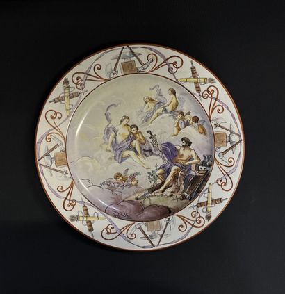 ITALIE 
Assiette à décor polychrome signé...