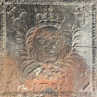 PLAQUE de cheminée en fonte à décor couronné...