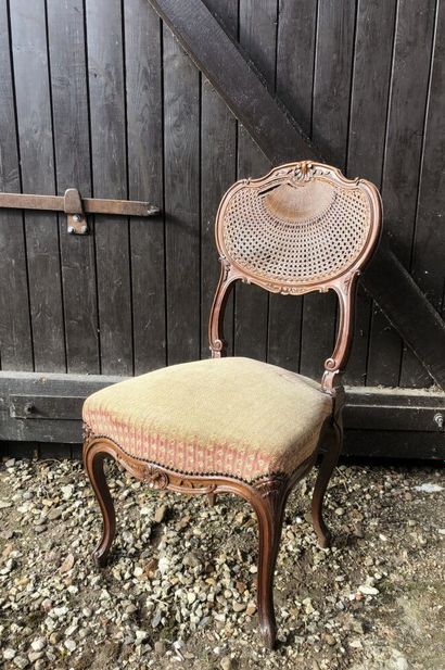 CHAISE de style Louis XV à dossier canné...