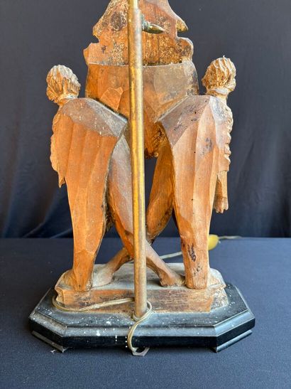 PORTE-MONTRE en bois sculpté à décor de deux...
