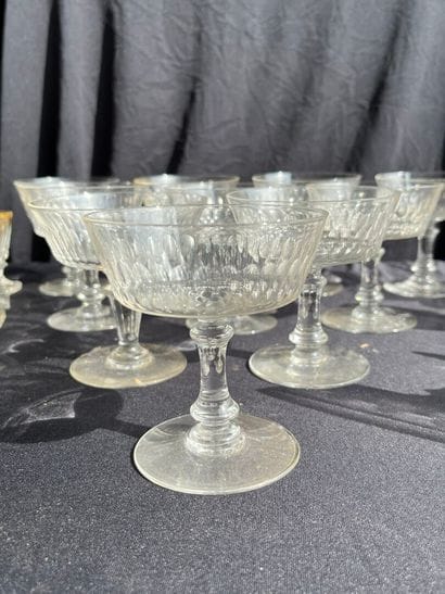 PARTIES de verres en cristal comprenant :...