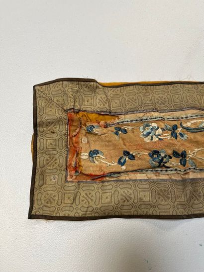 LOT de quatre soieries asiatiques.
64,5 x...