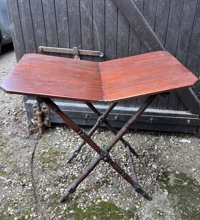 TABLE VOLANTE pliable, le plateau rectangulaire...