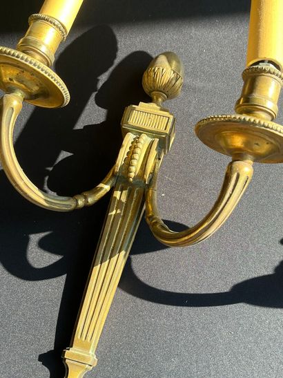 SUITE de 4 APPLIQUES en bronze ciselé et...