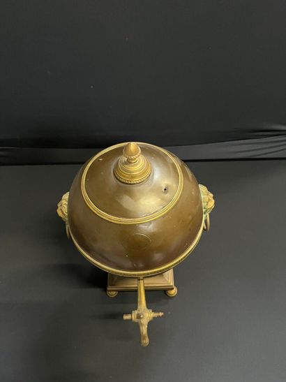 SAMOVAR cuivre et métal de forme sphérique...