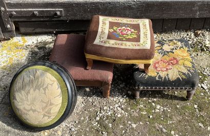 ENSEMBLE de quatre tabourets.
En l'état.

Sur...