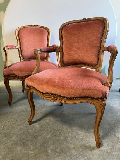 PAIRE de fauteuils cabriolet en bois mouluré...