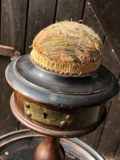 COLONNE de couture, le fût en bois tourné,...