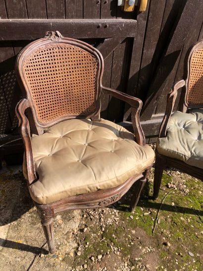 PAIRE DE FAUTEUILS cabriolet en bois mouluré...
