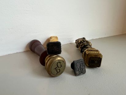 LOT de 4 sceaux en bois tourné, en bronze...