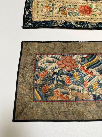 LOT de quatre soieries asiatiques.
64,5 x...