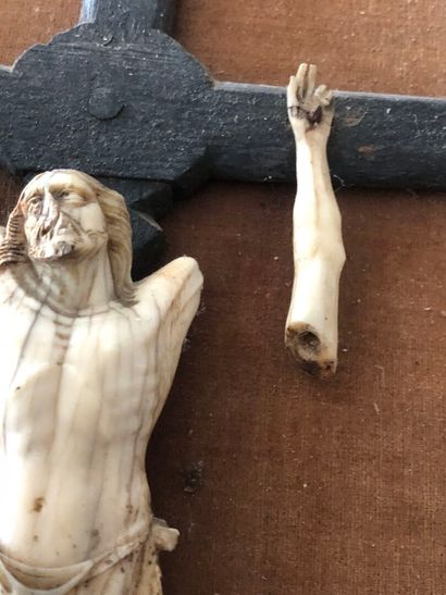 CHRIST en croix en os XVIIIe dans un cadre...