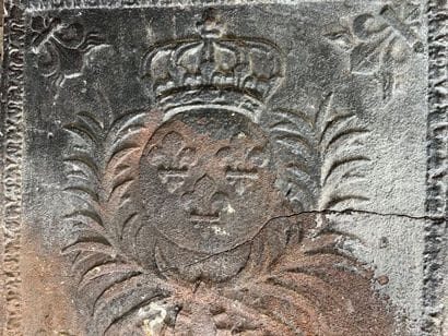 PLAQUE de cheminée en fonte à décor couronné...