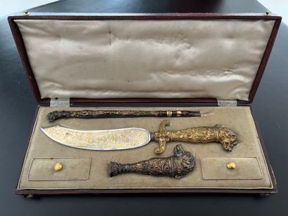 NECESSAIRE de bureau en métal doré et ciselé...