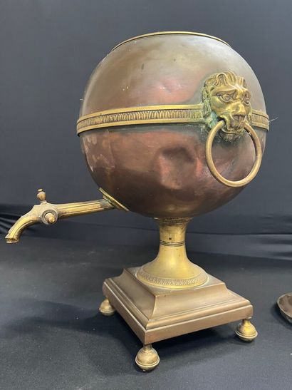 SAMOVAR cuivre et métal de forme sphérique...