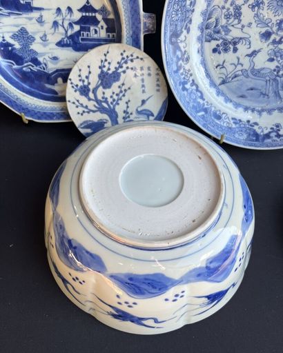 CHINE. LOT de porcelaine en camaïeu de bleu...