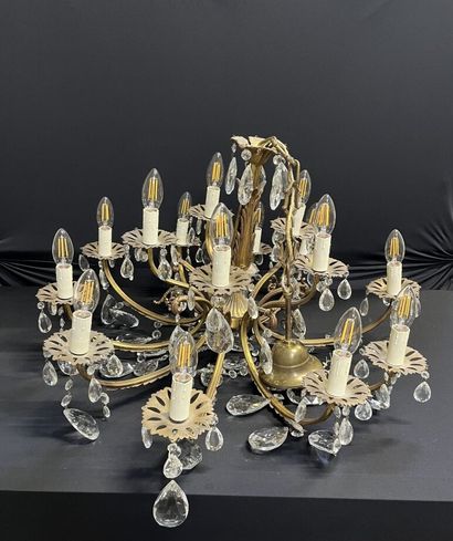 LUSTRE en bronze doré et pampilles à 15 bras...