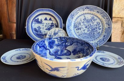 CHINE. LOT de porcelaine en camaïeu de bleu...