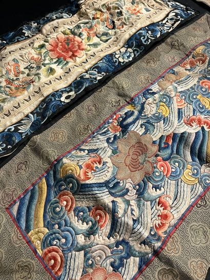 LOT de quatre soieries asiatiques.
64,5 x...