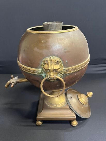 SAMOVAR cuivre et métal de forme sphérique...