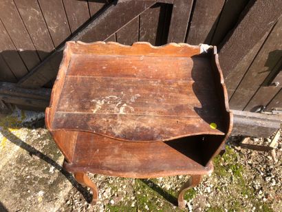 TABLE de chevet de style Louis XV, reposant...