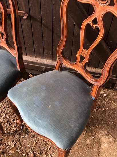 PAIRE de chaises en bois sculpté de style...